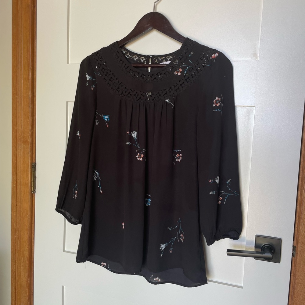 Blouse with Lace & Floral Accents – Size Medium